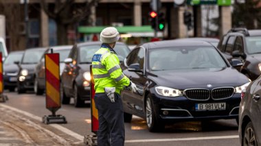 Trafiği polis memuru ve Romanya Trafik Polisi (Politia Rutiera) yönetiyor