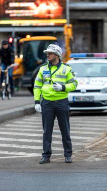 Trafiği polis memuru ve Romanya Trafik Polisi (Politia Rutiera) yönetiyor