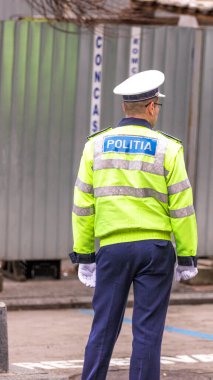 Trafiği polis memuru ve Romanya Trafik Polisi (Politia Rutiera) yönetiyor