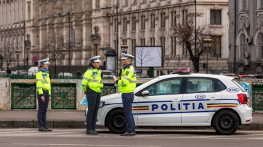 Trafiği polis memuru ve Romanya Trafik Polisi (Politia Rutiera) yönetiyor
