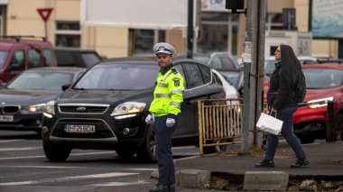 Trafiği polis memuru ve Romanya Trafik Polisi (Politia Rutiera) yönetiyor