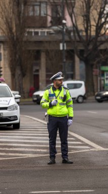 Trafiği polis memuru ve Romanya Trafik Polisi (Politia Rutiera) yönetiyor