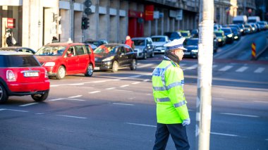 Trafiği polis memuru ve Romanya Trafik Polisi (Politia Rutiera) yönetiyor