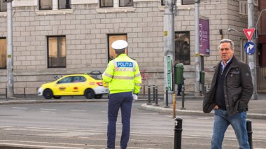 Trafiği polis memuru ve Romanya Trafik Polisi (Politia Rutiera) yönetiyor
