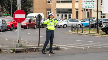 Trafiği polis memuru ve Romanya Trafik Polisi (Politia Rutiera) yönetiyor