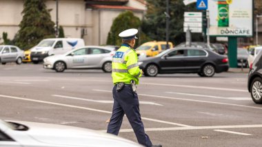 Trafiği polis memuru ve Romanya Trafik Polisi (Politia Rutiera) yönetiyor