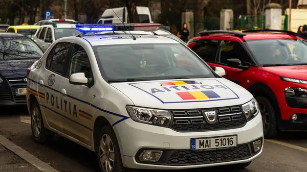 Bükreş 'te yoğun saatlerde Romen Polis Arabası trafikte