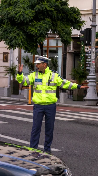 Trafiği polis memuru ve Romanya Trafik Polisi (Politia Rutiera) yönetiyor