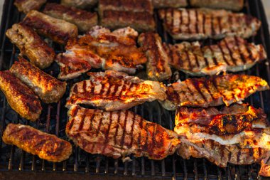 Izgarada domuz pirzolası. Bahçede mangal partisi.