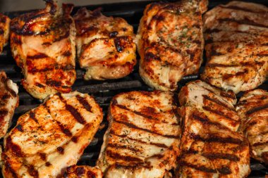 Izgara domuz bifteği. Lezzetli biftekler ızgarada yakın pişiyor.