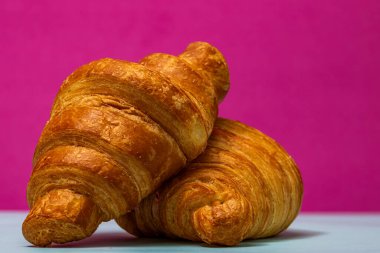 Lezzetli, taze kruvasanlar. Fransız kahvaltı konsepti