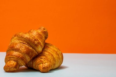 Lezzetli, taze kruvasanlar. Fransız kahvaltı konsepti