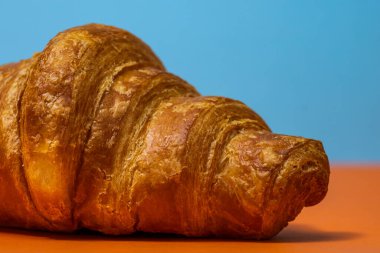 Lezzetli, taze kruvasanlar. Fransız kahvaltı konsepti