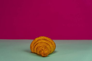 Lezzetli, taze kruvasanlar. Fransız kahvaltı konsepti