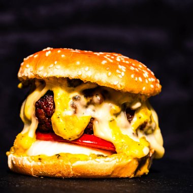 Lezzetli ev yapımı çizburger. Turşulu çizburger, domates, soğan, erimiş peynir.