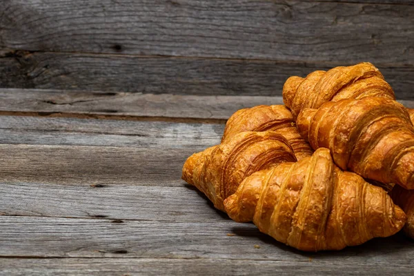 美味新鲜的羊角面包法国早餐概念 图库图片