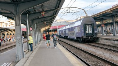 Bükreş Kuzey Tren İstasyonu 'nda Tren (Gara de Nord Bucuresti)