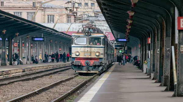 Bükreş Kuzey Tren İstasyonu 'nda Tren (Gara de Nord Bucuresti)