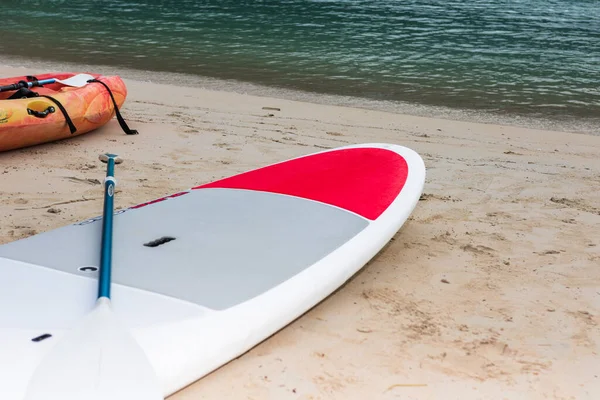 积极休息 皮划艇 独木舟在沙滩上 图库照片