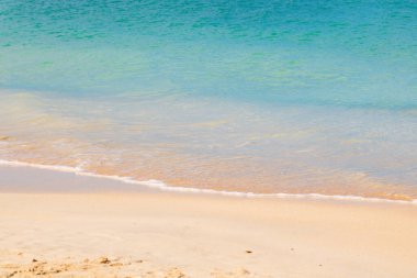 Beyaz kumlu Karayip plajı, derin mavi gökyüzü ve turkuaz su