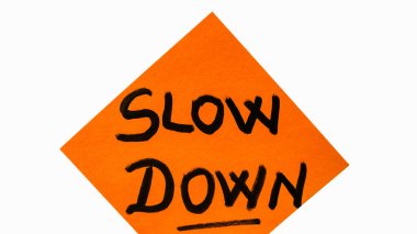 El yazısını yavaşlat, kopyalama alanı olan sarı kağıda izole edilmiş şekilde kapat..