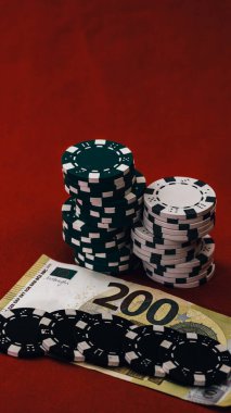 Yüksek bahisli kumarhane oyunları için bir yığın poker fişi.