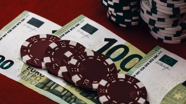 Yüksek bahisli kumarhane oyunları için bir yığın poker fişi.