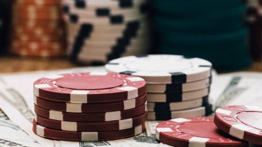 Yüksek bahisli kumarhane oyunları için bir yığın poker fişi.