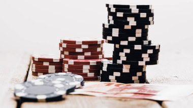 Yüksek bahisli kumarhane oyunları için bir yığın poker fişi.