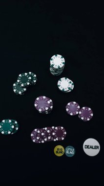 Yüksek bahisli kumarhane oyunları için bir yığın poker fişi.