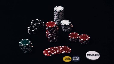 Yüksek bahisli kumarhane oyunları için bir yığın poker fişi.