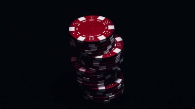 Yüksek bahisli kumarhane oyunları için bir yığın poker fişi.