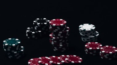 Yüksek bahisli kumarhane oyunları için bir yığın poker fişi.