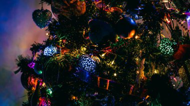 Noel süsleri. Renkli Noel ışıkları arka planı