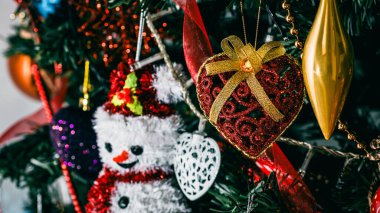 Noel süsleri. Renkli Noel ışıkları arka planı
