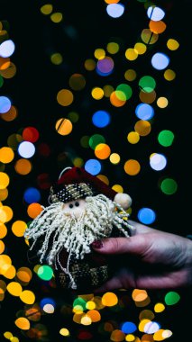 Noel süsleri. Renkli Noel ışıkları arka planı