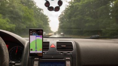 Şehirdeki yolu göstermek için Waze haritalarını gösteren akıllı telefon. Waze haritaları kullanan sürücü