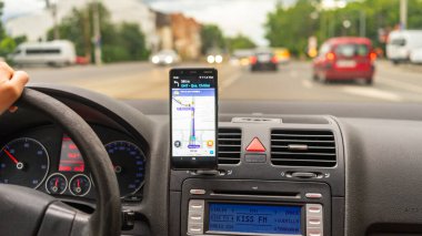 Şehirdeki yolu göstermek için Waze haritalarını gösteren akıllı telefon. Waze haritaları kullanan sürücü