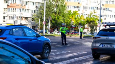 Trafiği polis memuru ve Romanya Trafik Polisi (Politia Rutiera) yönetiyor