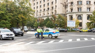 Trafiği polis memuru ve Romanya Trafik Polisi (Politia Rutiera) yönetiyor