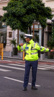 Trafiği polis memuru ve Romanya Trafik Polisi (Politia Rutiera) yönetiyor