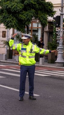 Trafiği polis memuru ve Romanya Trafik Polisi (Politia Rutiera) yönetiyor