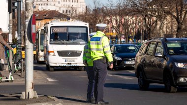 Trafiği polis memuru ve Romanya Trafik Polisi (Politia Rutiera) yönetiyor