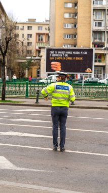 Trafiği polis memuru ve Romanya Trafik Polisi (Politia Rutiera) yönetiyor