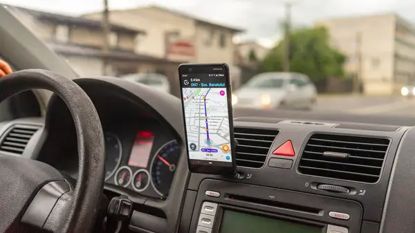 Şehirdeki yolu göstermek için Waze haritalarını gösteren akıllı telefon. Waze haritaları kullanan sürücü