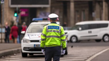 Trafiği polis memuru ve Romanya Trafik Polisi (Politia Rutiera) yönetiyor