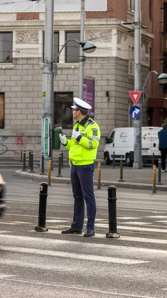 Trafiği polis memuru ve Romanya Trafik Polisi (Politia Rutiera) yönetiyor