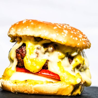 Lezzetli ev yapımı çizburger. Turşulu çizburger, domates, soğan, erimiş peynir.