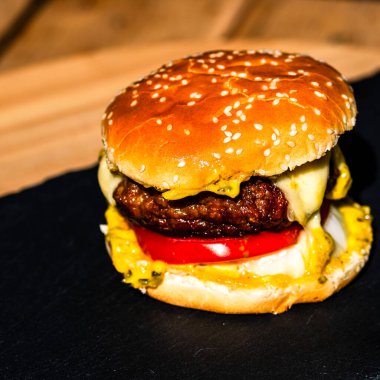 Lezzetli ev yapımı çizburger. Turşulu çizburger, domates, soğan, erimiş peynir.