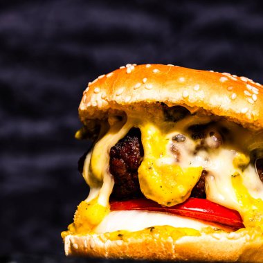 Lezzetli ev yapımı çizburger. Turşulu çizburger, domates, soğan, erimiş peynir.